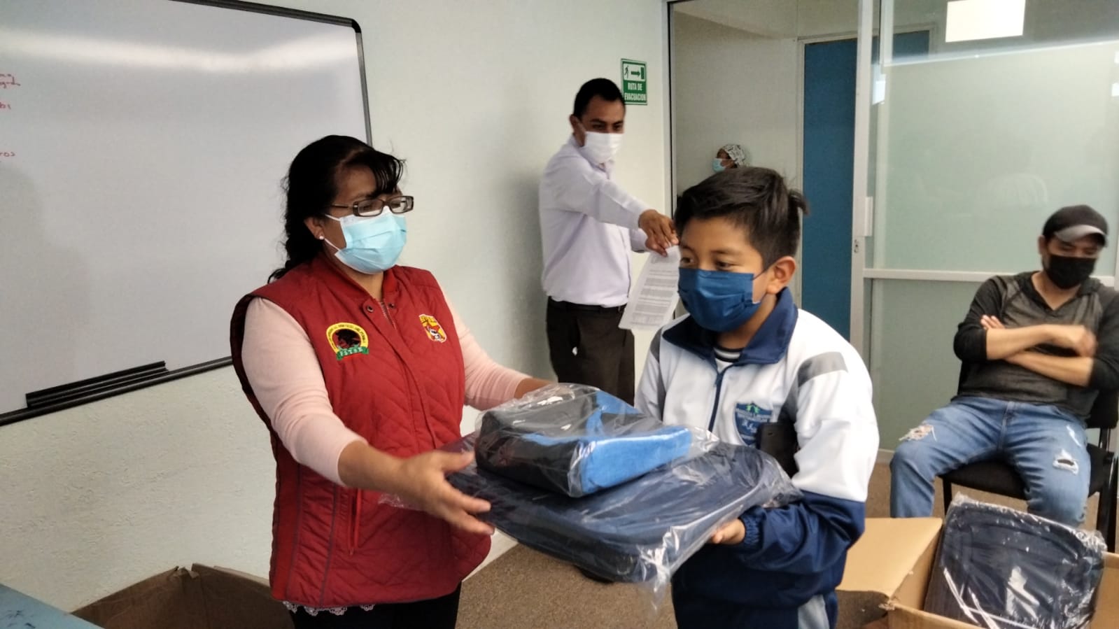 Entrega SNTSA, Sección 27, mochilas y cuadernillos a hijos e hijas de trabajadores y trabajadorasentre